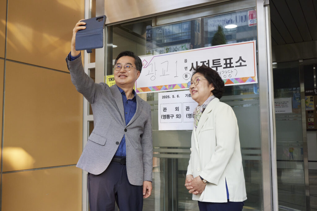 선관위가 특별단속 방침을 밝혔다. 사진은 김동연 경기지사 부부의 21대 대선 사전투표소 촬영 모습
