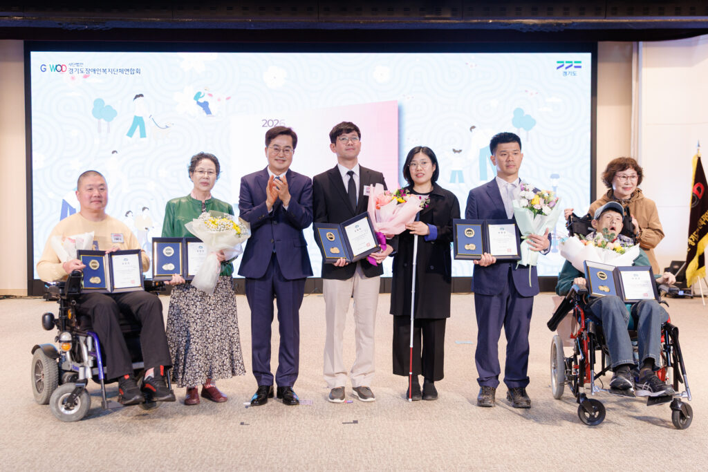 제46회 장애인의 날 기념식에서 수상자들과 기념 촬영을 하고 있는 김동연 경기도지사