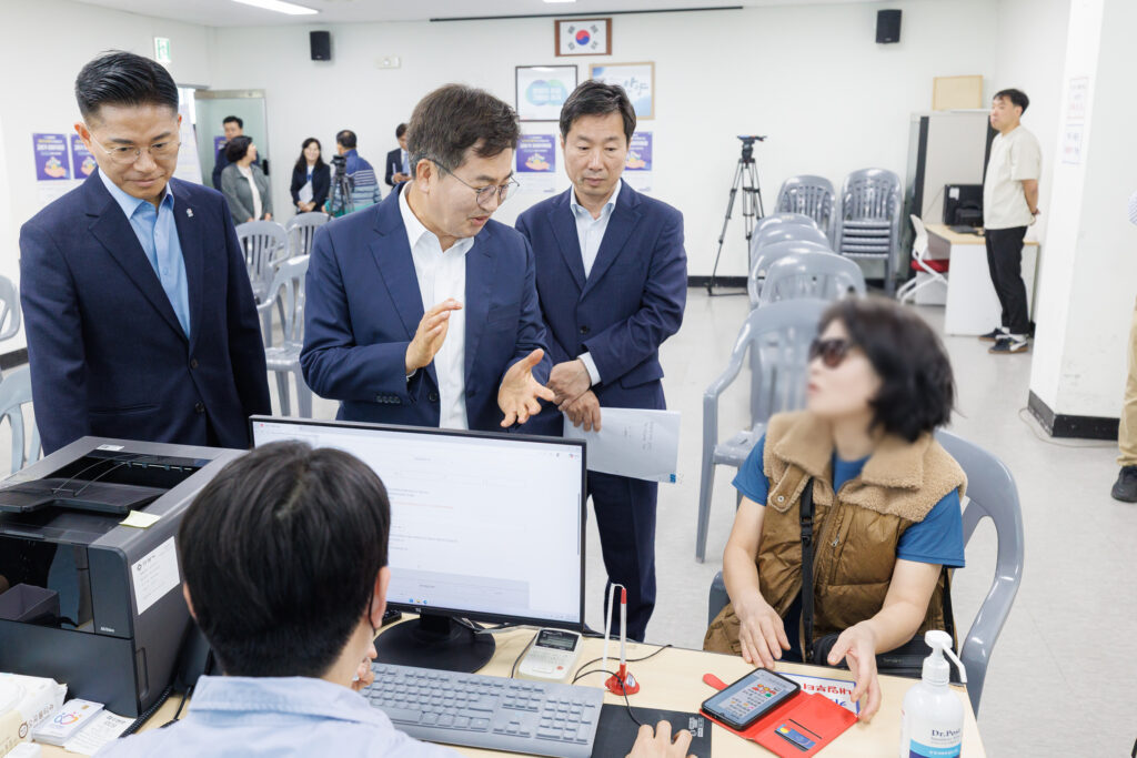 고유가 피해지원금 접수 현장을 찾은 김동연 경기도지사