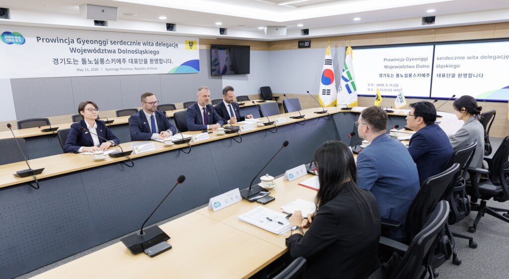 경기도청 접견실에서 박근균 국제협력국장과 폴란드 돌노실롱스키에주 라브첸코 집행위원이 면담을 나누는 사진.