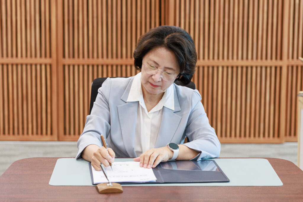 추미애 경기도지사가 취임 첫날 첫 번째 결재로 K-반도체 혁신 대책에 서명하고 있다.