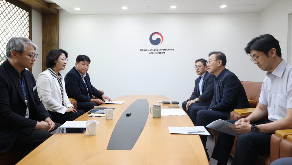 추미애 경기도지사는 경기남부광역철도 등 경기도 주요 철도사업의 국가철도망 계획 반영을 요청하기 위해 김윤덕 국토교통부 장관을 만났다.