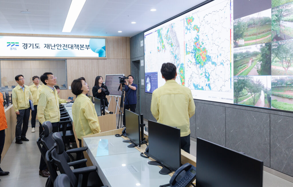 경기도 재난안전대책본부에서 여름철 풍수해 대비태세를 점검하고 있는 추미애 경기도지사