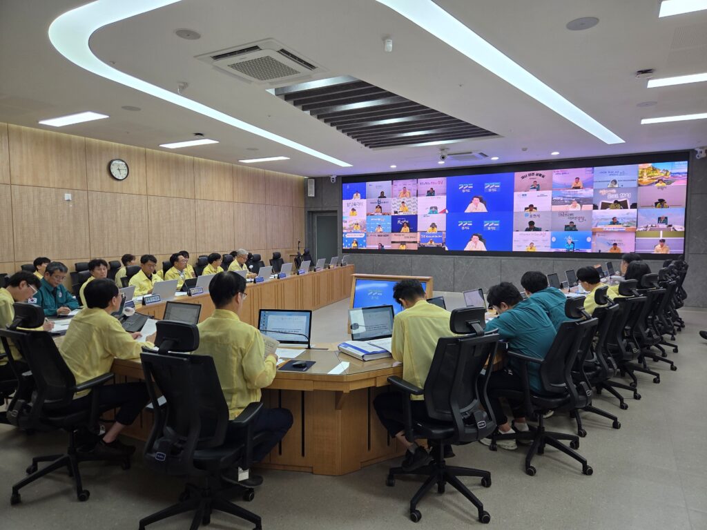 재난안전대책본부 비상 2단계로 호우에 대비하는 경기도 상황실 모습