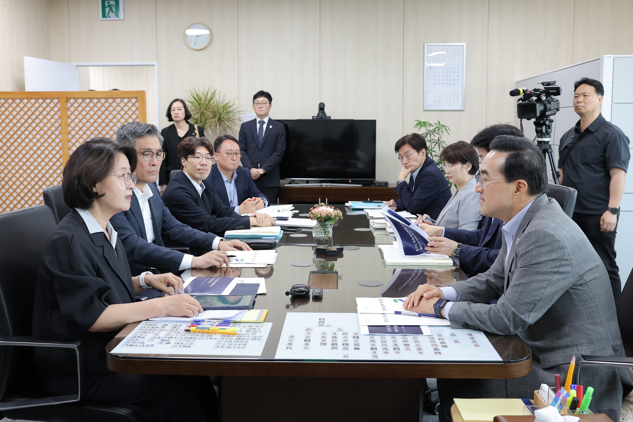 추미애 경기도지사가 경기도 재정위기 극복 협조 요청을 위해 박홍근 기획예산처 장관을 면담하는 현장