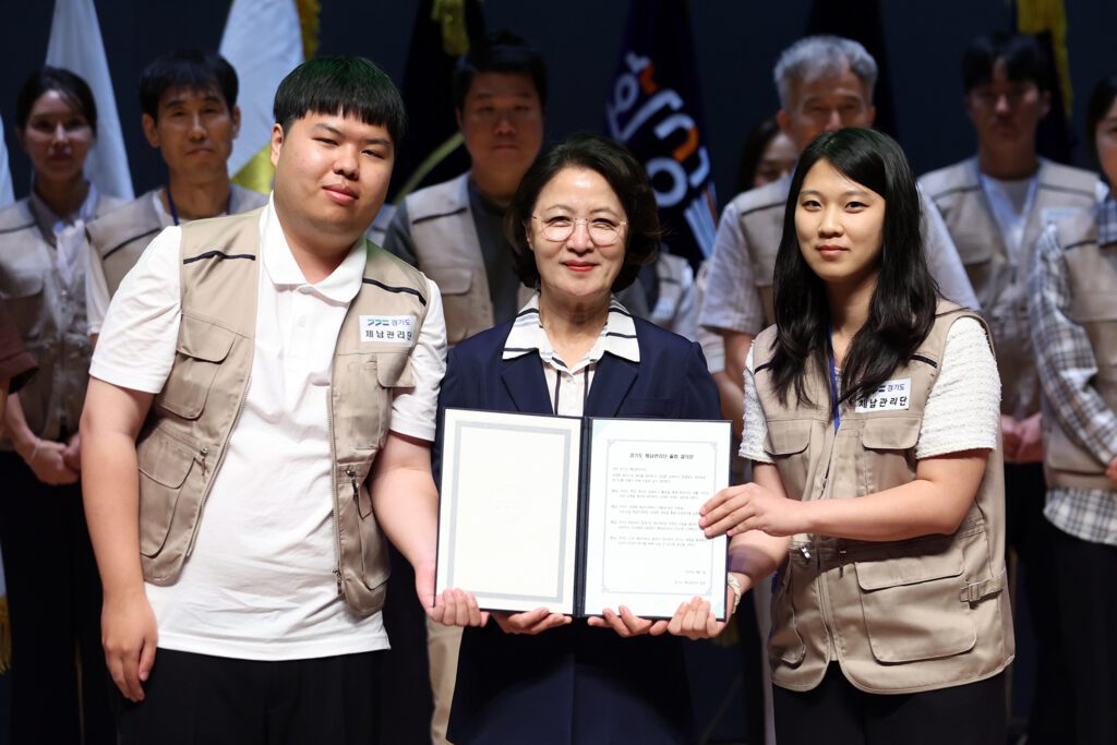2026년 경기도 체납관리단 발대식에서 기념사진을 촬영하는 추미애 지사와 관리단
