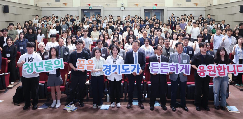 2026년 경기도민 자녀 장학증서 교부식에 참석한 추미애 경기도지사와 장학생 및 가족, 장학회 관계자 등 기념사진